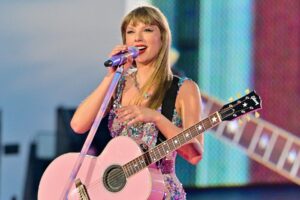 Taylor Swift, Travis Kelce spotted in Philadelphia on Mother’s Day – CBS News