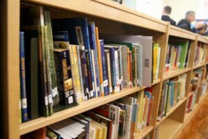 Just 4 of Philly’s 218 public schools have librarians. A $150K grant hopes to move the needle – WHYY