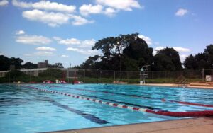 Kids, families beat the heat at Kelly Pool in West Philadelphia – CBS News