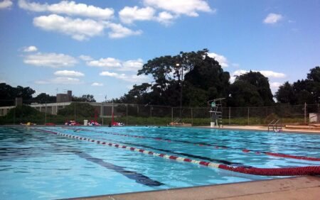 Kids, families beat the heat at Kelly Pool in West Philadelphia – CBS News