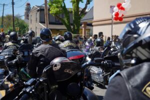 Philadelphia bikers spread early holiday cheer at Shriners Children’s Hospital for Christmas in July Toy Run – CBS News