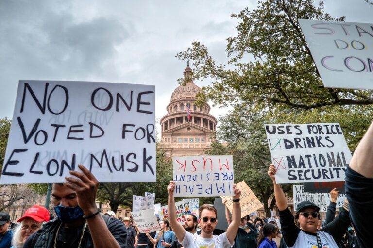 Protesters gather across the U.S. at nationwide anti-Trump ‘No Kings’ rallies – PBS