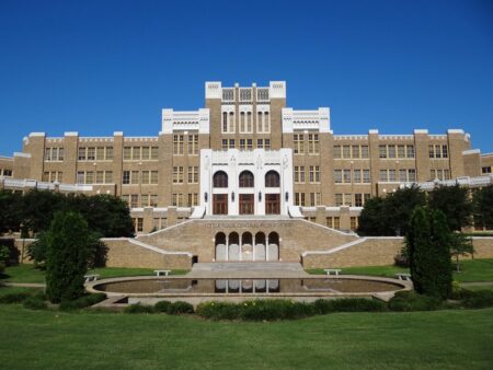 One of the biggest high schools of its kind has shrunk. Can a graduate revive it? – Chalkbeat