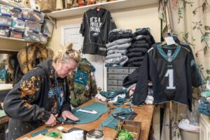 Small businesses in Philadelphia cash in on Eagles gear as season starts vs. Dallas Cowboys – CBS News