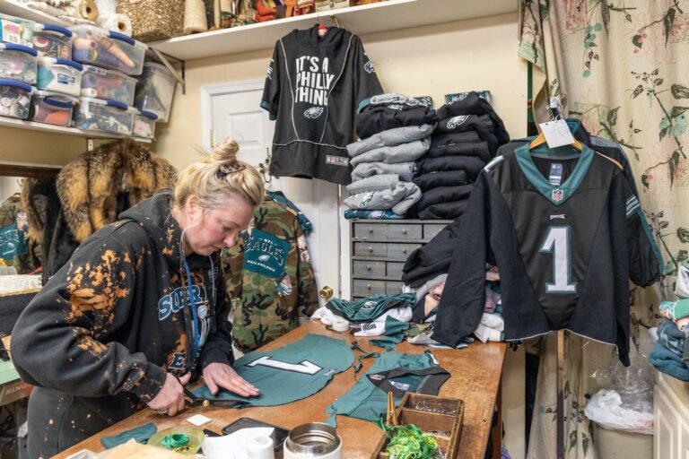 Small businesses in Philadelphia cash in on Eagles gear as season starts vs. Dallas Cowboys – CBS News